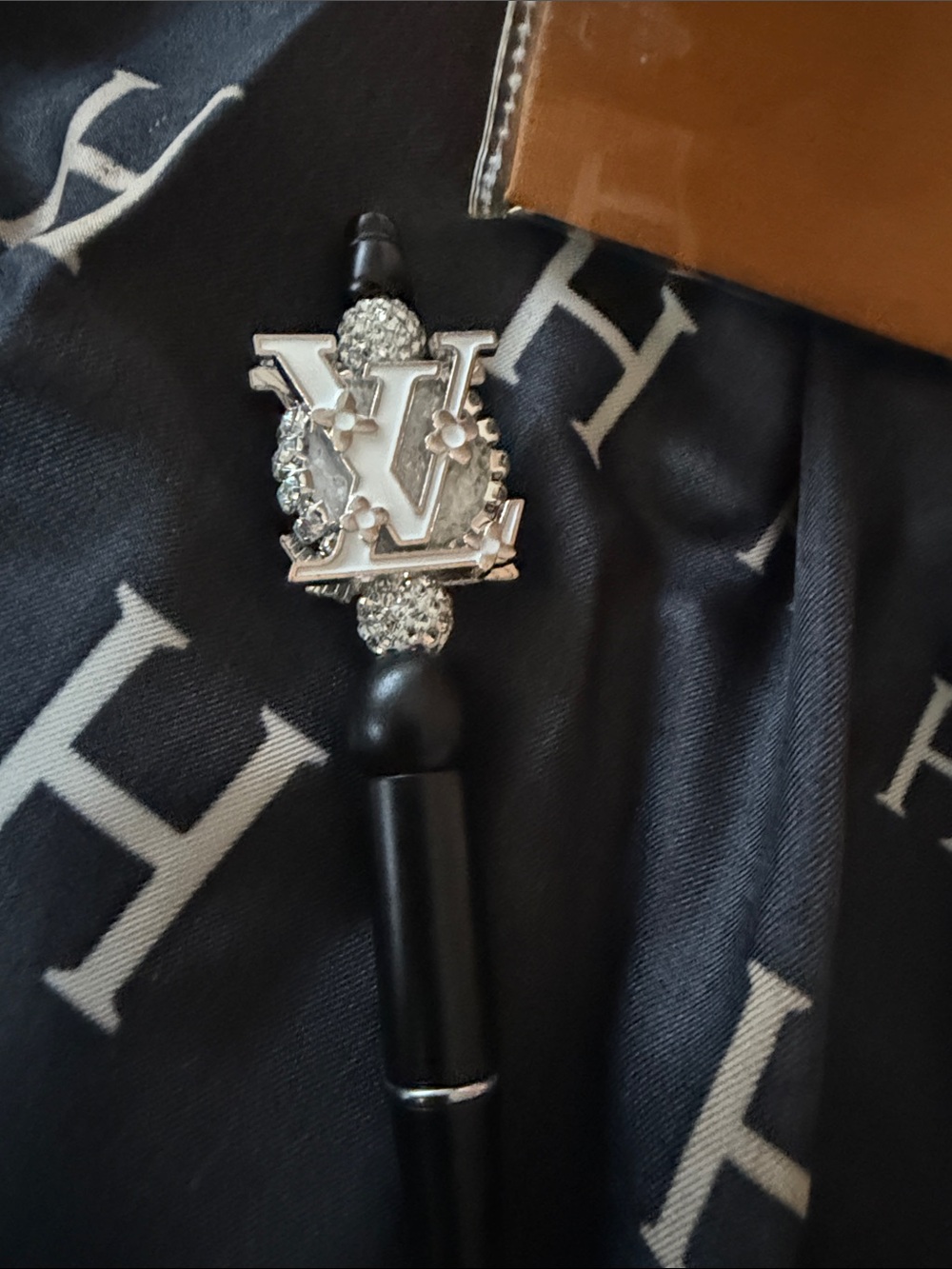 🏵️Black and Silver pen with Crystal Accent - Picture 3 of 4
